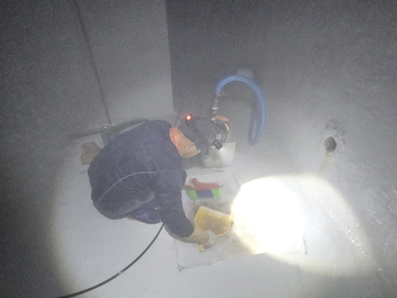 저수조 바닥과 배수구 세척